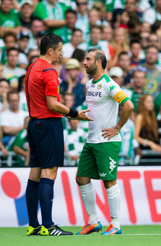 Hammarbys Kennedy Bakircioglu  diskuterar med Domare Nermin