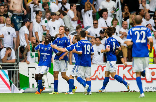 GIF Sundsvalls Pa Amat Dibba (v) gör 0-2 och gratuleras av