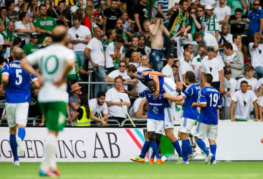 GIF Sundsvalls Pa Amat Dibba gör 0-2 och gratuleras av