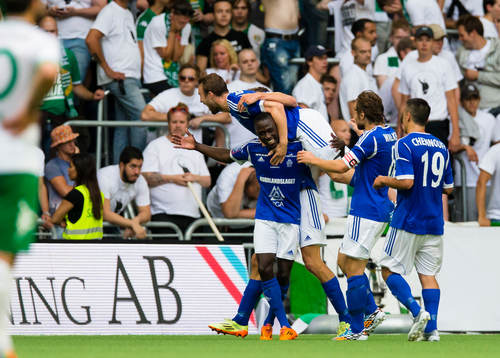 GIF Sundsvalls Pa Amat Dibba gör 0-2 och gratuleras av