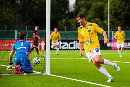 Brommapojkarnas målvakt Davor Blazevic sitter på knä i