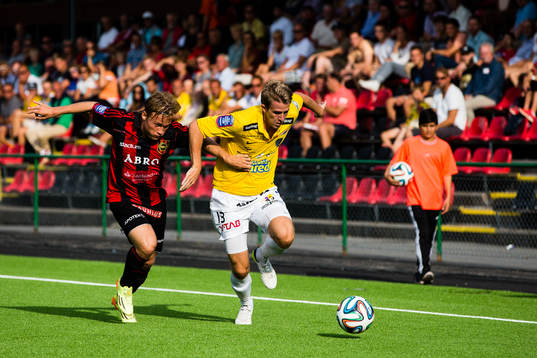 Brommapojkarnas Nicklas Bärkroth jagar Falkenbergs Adam