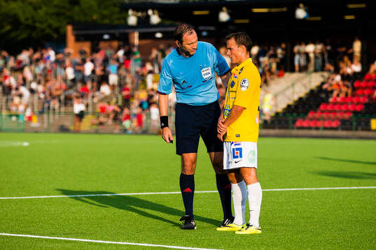 Domare Jonas Eriksson visar Falkenbergs Calle Wede vart han