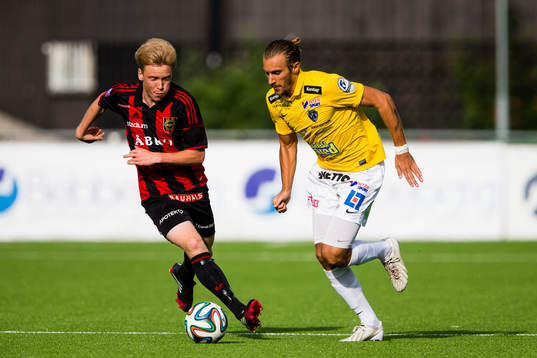 Brommapojkarnas Gustav Sandberg Magnusson i kamp om bollen