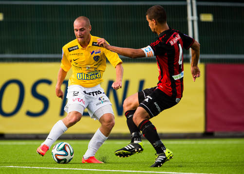 Falkenbergs Christoffer Carlsson försöker ta sig förbi