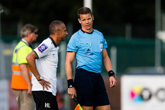 Falkenbergs tränare Henrik Larsson och linjedomare Daniel