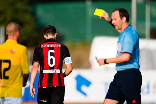 Brommapojkarnas Jesper Karlström får gult kort av domare