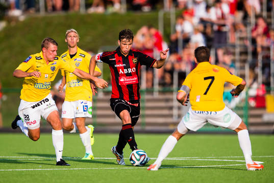 Falkenbergs Rasmus Andersson jagas av Falkenbergs Patrik