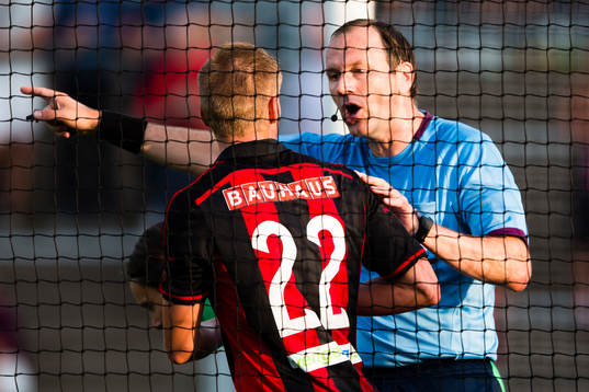 Domare Jonas Eriksson talar med Brommapojkarnas Martin