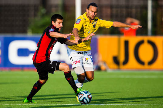 Brommapojkarnas Gabriel Özkan i kamp om bollen med