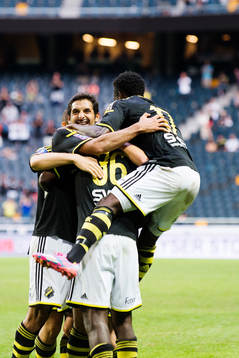 s spelare Celso Borges (tv) och Ebenezer Ofori jublar med