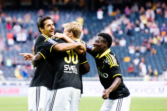 s spelare Celso Borges (tv) och Ebenezer Ofori jublar med