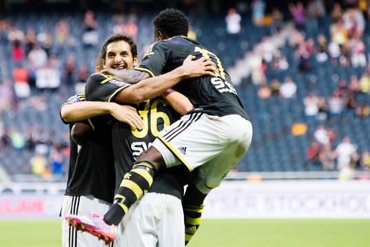 s spelare Celso Borges (tv) och Ebenezer Ofori jublar med