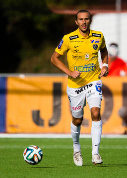 Falkenbergs Tobias Carlsson med bollen