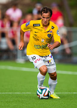 Falkenbergs Anton Wede med bollen