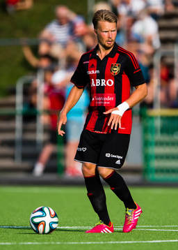 Brommapojkarnas Jacob Une Larsson med bollen