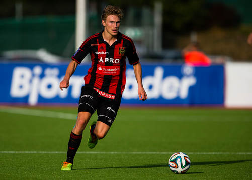 Brommapojkarnas Carl Starfelt med bollen