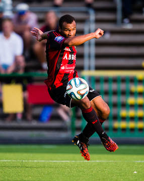 Brommapojkarnas Serge-Junior Martinsson Ngouali tar ner