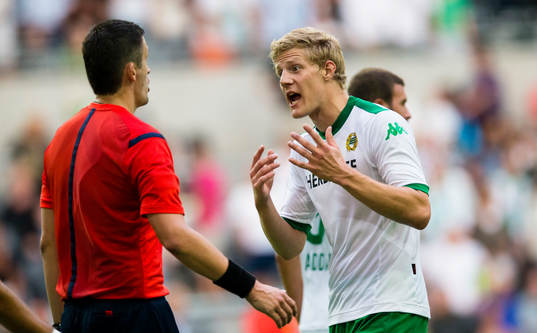 Hammarbys Lars Sætra diskuterar med domare Nermin Cisic