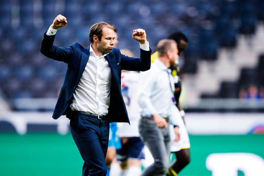 s tränare Andreas Alm jublar