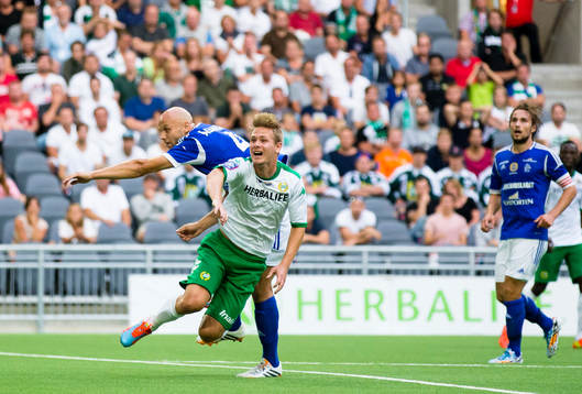 Hammarbys Erik Israelssonfaller i en duell med GIF
