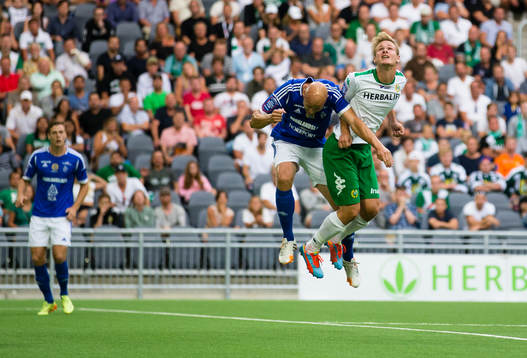 Hammarbys Erik Israelssonfaller i en duell med GIF