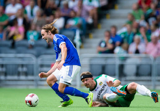 Hammarbys Thomas Guldborg Christensen faller i en duell med