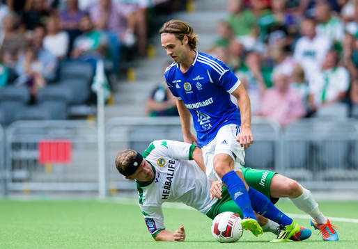 Hammarbys Thomas Guldborg Christensen faller i en duell med