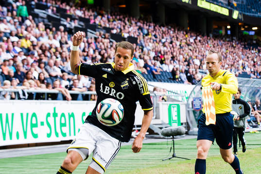s Kenny Pavey vinkas av för offside