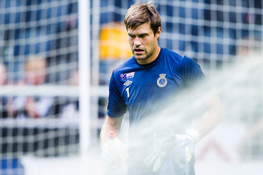 Gefles målvakt Emil Hedvall värmer upp