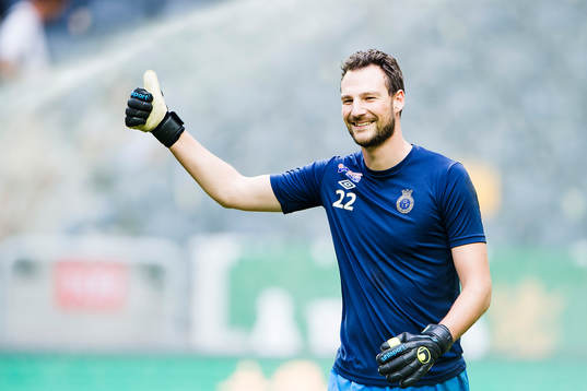 Gefles målvakt Sasa Sjanic värmer upp