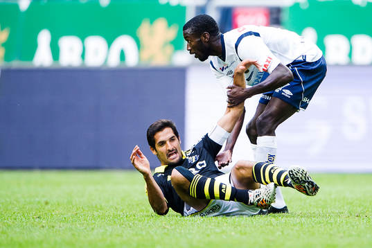 s Celso Borges får hjälp upp utav Gefles Dioh Williams
