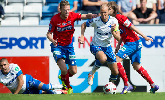 Helsingborgs Mikael Dahlberg och Darijan Bojanic jagar