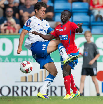 Helsingborgs Emmanuel Boateng får ett knä i magen av