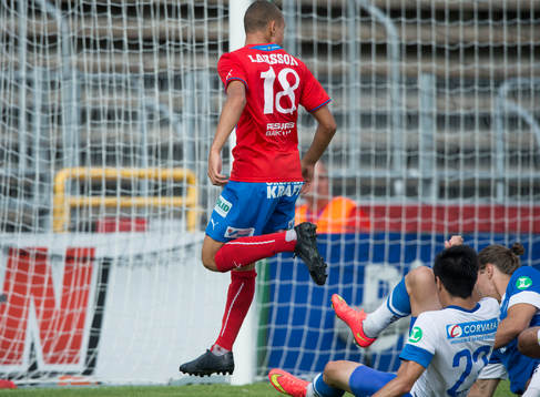 Helsingborgs Jordan Larsson nära rulla in bollen och bli