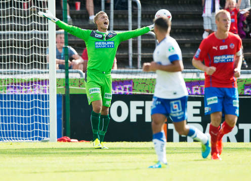 Helsingborgs målvakt Pär Hansson manar på sina mannar i