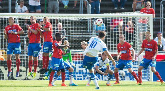 Norrköpings Emir Kujovic skjuter frispark i matchen i