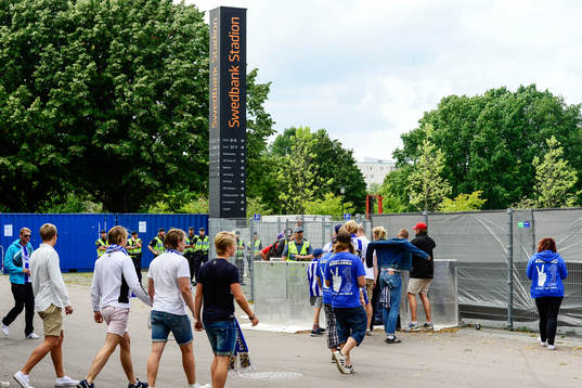 IFK Göteborgs supportrar på väg till arenan innan