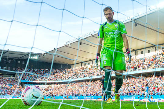 IFK Göteborgs målvakt John Alvbåge deppar
