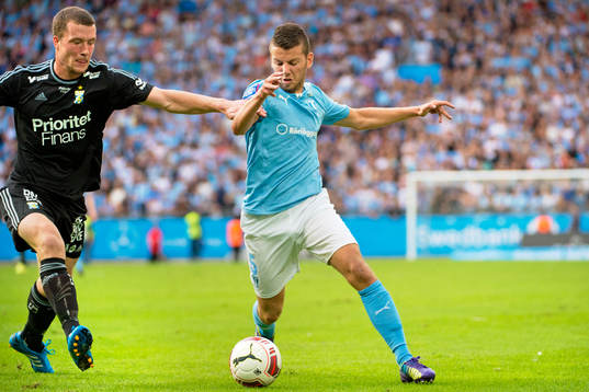 Malmö FFs Pawel Cibicki jags av IFK Göteborgs Jakob