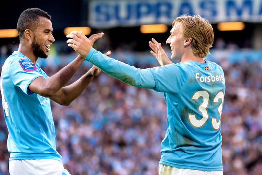 Malmö FFs Emil Forsberg kramas om av Isaac Kiese Thelin