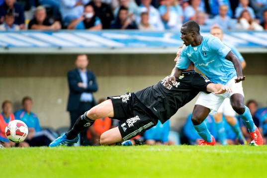 IFK Göteborgs Jakob Johansson i kamp om bollen med Malmö
