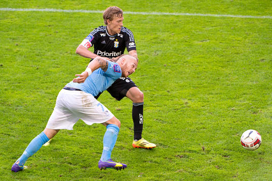 IFK Göteborgs Ludwig Augustinsson i kamp om bollen med