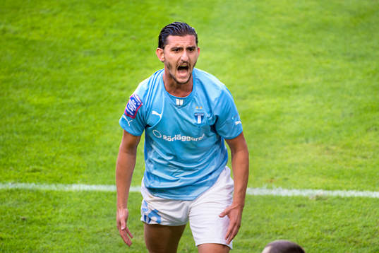 Malmö FFs Agon Mehmeti reagerar på ett domslut