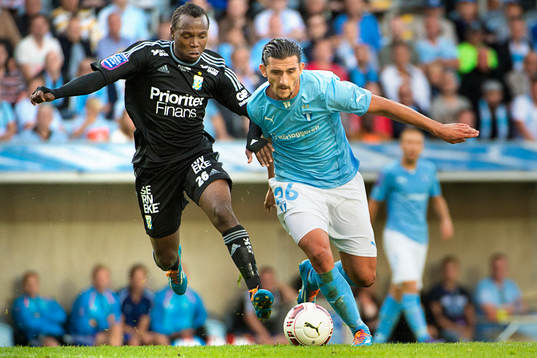 Malmö FFs Agon Mehmeti jagas av IFK Göteborgs May Mahlangu