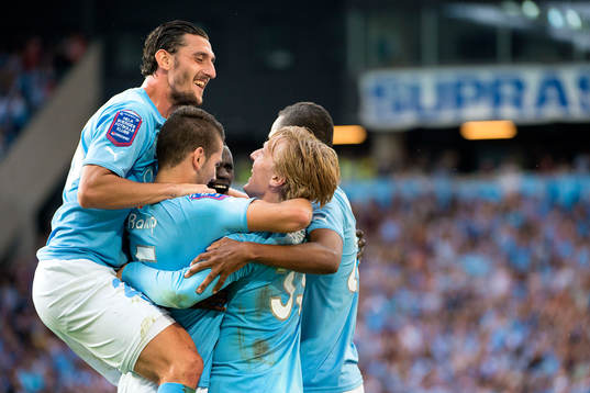 Malmö FFs Agon Mehmeti hoppar upp på ringen av spelare