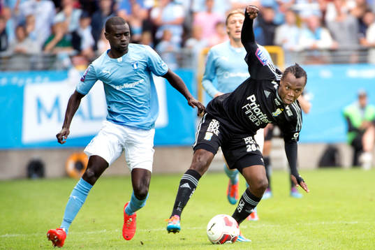 Malmö FFs Enock Kofi Adu jagar IFK Göteborgs May Mahlangu