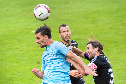 IFK Göteborgs Mattias Bjärsmyr i kamp om bollen med