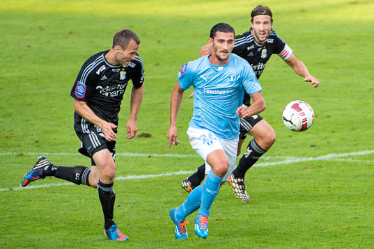 Malmö FFs Agon Mehmeti jagas av Hjalmar Jonsson  och