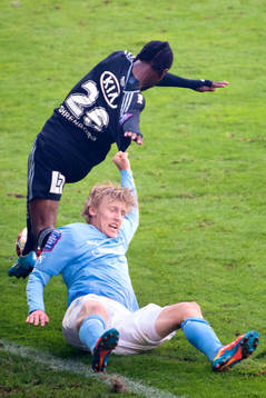 IFK Göteborgs May Mahlangu dras i tröjan av Malmö FFs